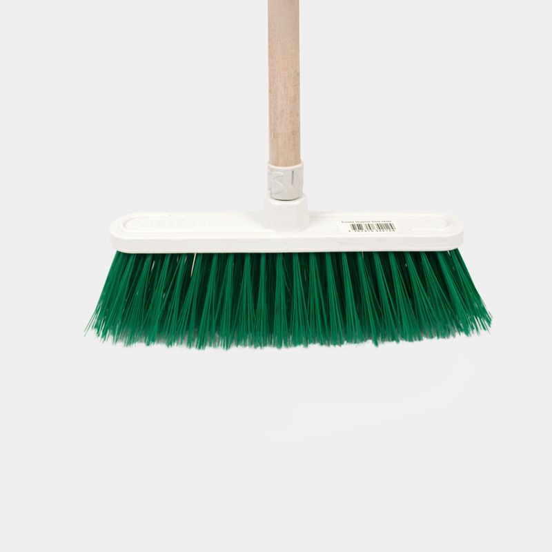 escoba-verde-dura-imperial-con-mango-madera-1.40-cm-10000559-1