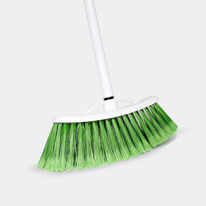 escoba-verde-suave-tipo-zulia-con-mango-metalico-1.40-cm-1a-10000779-2